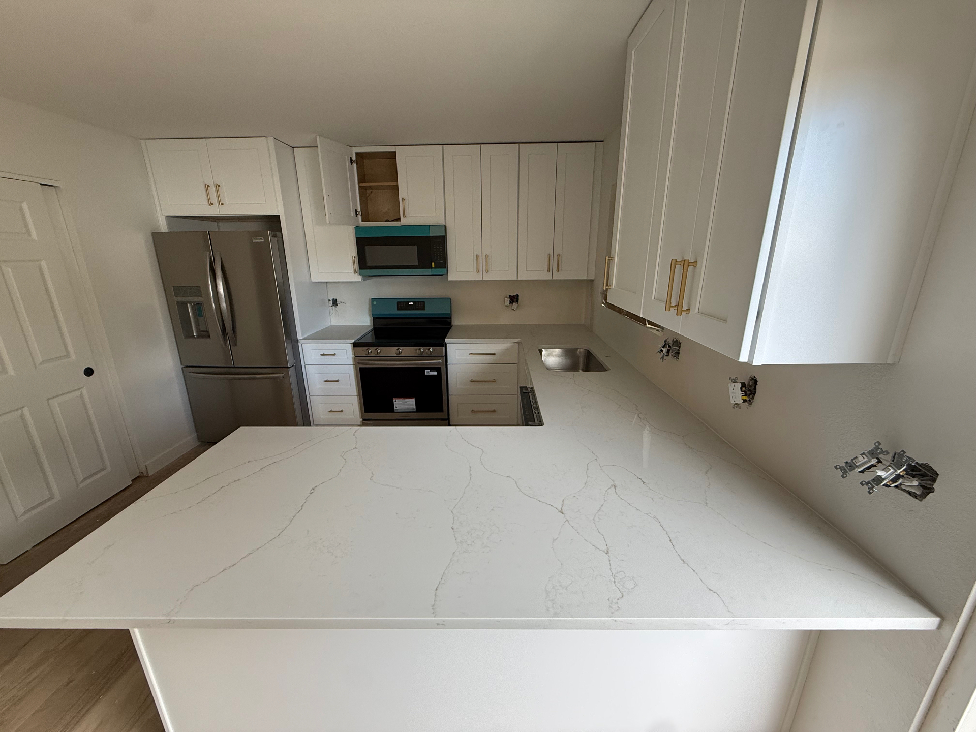 Bright U-Shape Kitchen